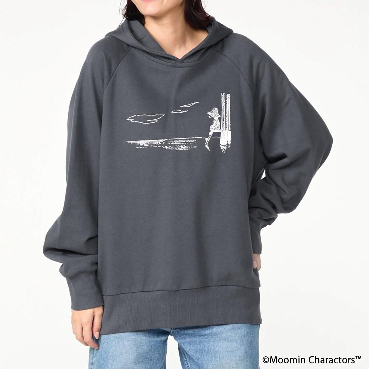 オーガニックコットン ムーミン ユニセックス裏毛フーディ・水面を見つめるスナフキン